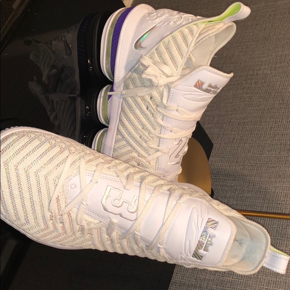 Lebrons 16 buz light year exteamly comftorbel